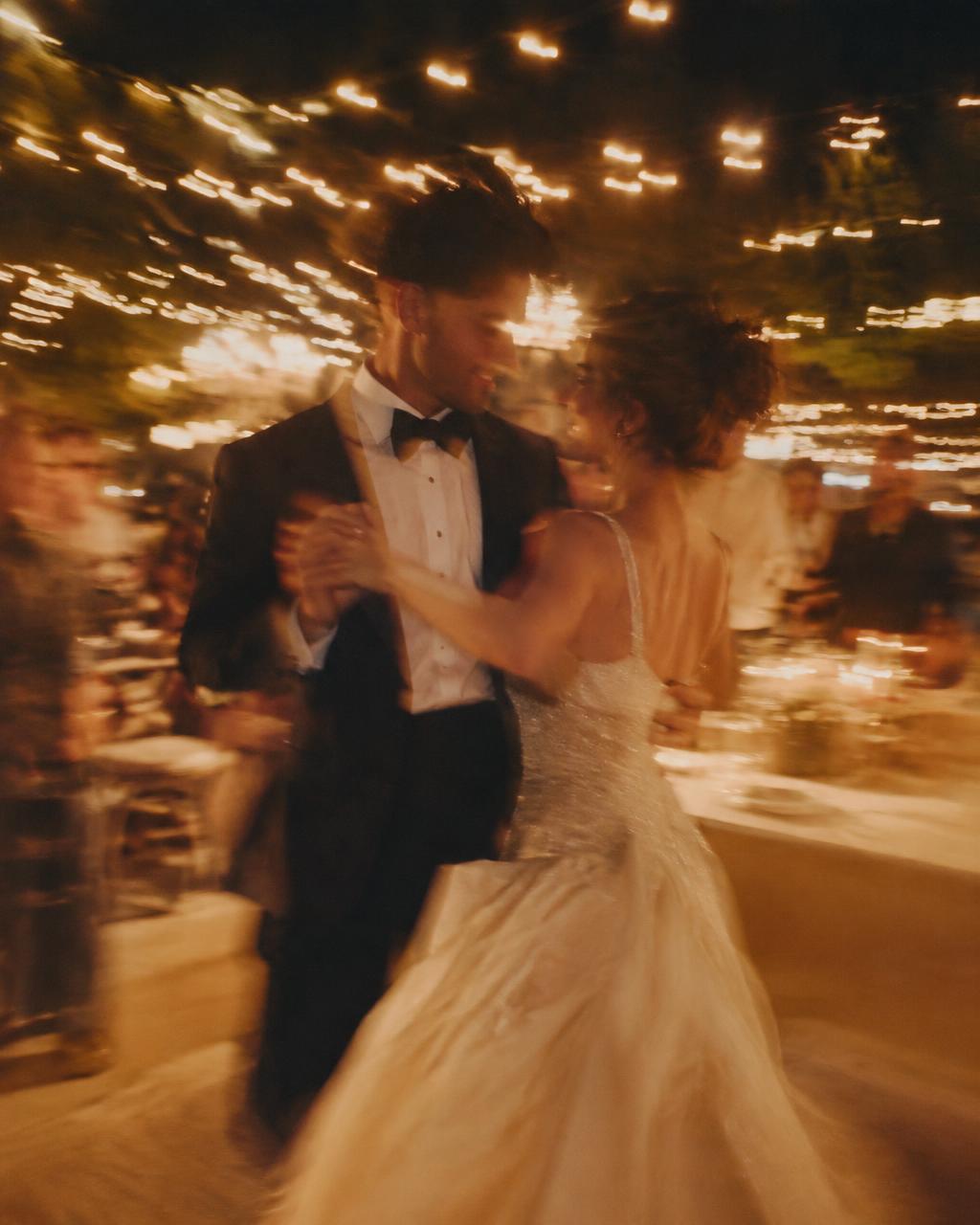 Pareja ficticia bailando